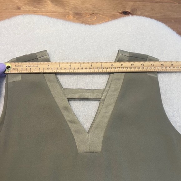 Lisa Rinna Collection Olive Green Polyester V-Neck Split Back SL Blouse Sz Large - Picture 8 of 10